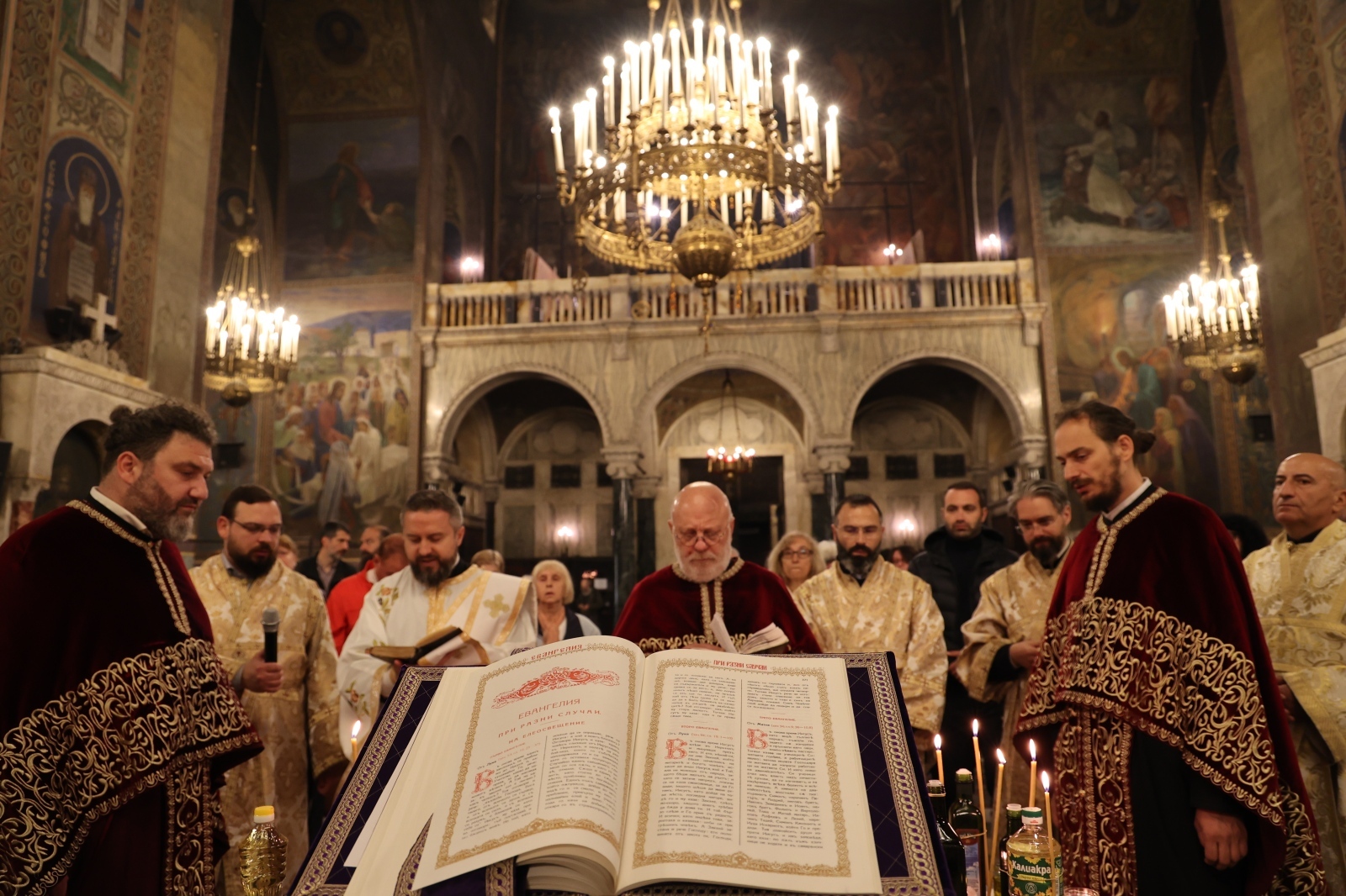 Света Литургия и маслосвет в Патриаршеската катедрала на Велики Четвъртък